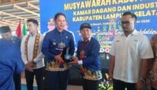 Bupati Lampung Selatan Radityo Egi Pratama menyerahkan pelakat kepada Yosep, dalam kegiatan Muskab VIII Kadin Lamsel. (Foto.Juwantoro)