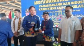 Bupati Lampung Selatan Radityo Egi Pratama menyerahkan pelakat kepada Yosep, dalam kegiatan Muskab VIII Kadin Lamsel. (Foto.Juwantoro) 