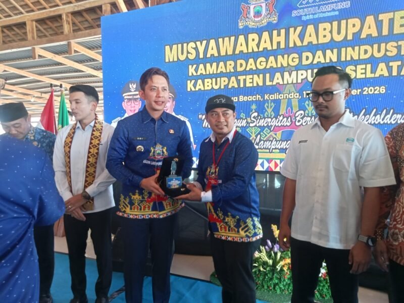 Bupati Lampung Selatan Radityo Egi Pratama menyerahkan pelakat kepada Yosep, dalam kegiatan Muskab VIII Kadin Lamsel. (Foto.Juwantoro) 