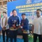 Bupati Lampung Selatan Radityo Egi Pratama menyerahkan pelakat kepada Yosep, dalam kegiatan Muskab VIII Kadin Lamsel. (Foto.Juwantoro) 