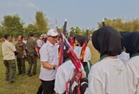 Wakil Ketua II KONI Provinsi Lampung, Riagus Ria saat meninjau latihan drum band binaan Garuda Swara Politeknik PT GPM ( dok KONI Lampung)