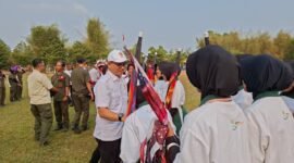 Wakil Ketua II KONI Provinsi Lampung, Riagus Ria saat meninjau latihan drum band binaan Garuda Swara Politeknik PT GPM ( dok KONI Lampung)
