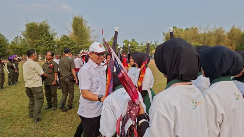 Wakil Ketua II KONI Provinsi Lampung, Riagus Ria saat meninjau latihan drum band binaan Garuda Swara Politeknik PT GPM ( dok KONI Lampung)