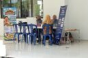 Pegawai BPPRD  Lampung Selatan tengah memberikan pelayanan pajak. (Foto.Juwantoro) 