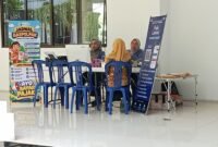 Pegawai BPPRD  Lampung Selatan tengah memberikan pelayanan pajak. (Foto.Juwantoro) 