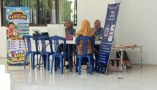Pegawai BPPRD  Lampung Selatan tengah memberikan pelayanan pajak. (Foto.Juwantoro) 
