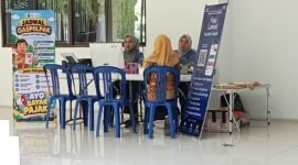 Pegawai BPPRD  Lampung Selatan tengah memberikan pelayanan pajak. (Foto.Juwantoro) 