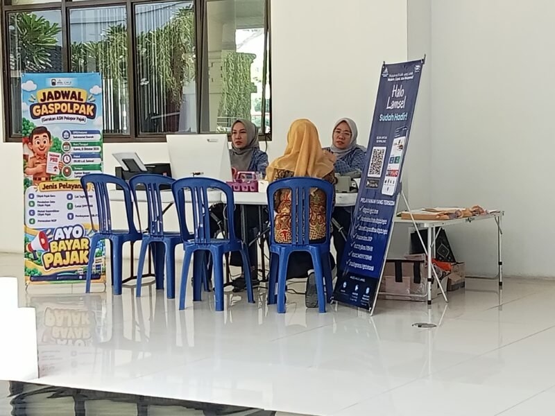 Pegawai BPPRD  Lampung Selatan tengah memberikan pelayanan pajak. (Foto.Juwantoro) 