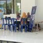 Pegawai BPPRD  Lampung Selatan tengah memberikan pelayanan pajak. (Foto.Juwantoro) 