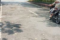 Warga keluhkan jalan berlubang di depan Kantor Bupati Lampung Selatan. (Foto.Juwantoro