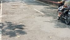 Warga keluhkan jalan berlubang di depan Kantor Bupati Lampung Selatan. (Foto.Juwantoro