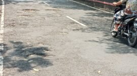 Warga keluhkan jalan berlubang di depan Kantor Bupati Lampung Selatan. (Foto.Juwantoro