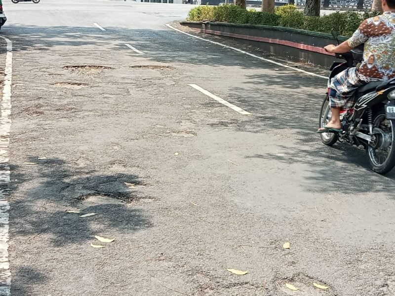 Warga keluhkan jalan berlubang di depan Kantor Bupati Lampung Selatan. (Foto.Juwantoro