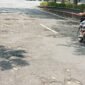 Warga keluhkan jalan berlubang di depan Kantor Bupati Lampung Selatan. (Foto.Juwantoro