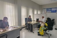 Foto: Siti Amiroh saat negosisasi di BRI Cabang Liwa ( ist).