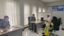 Foto: Siti Amiroh saat negosisasi di BRI Cabang Liwa ( ist).