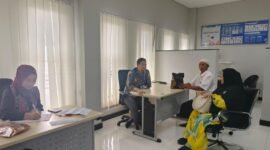 Foto: Siti Amiroh saat negosisasi di BRI Cabang Liwa ( ist).