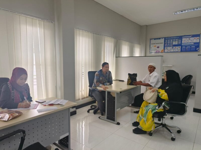 Foto: Siti Amiroh saat negosisasi di BRI Cabang Liwa ( ist).