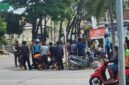 Foto: Tampak warga berusaha menolong pengendara kecelakaan di Jln Lintas Sumatra depan Polsek Kalianda (Foto Lim/ Serambi Lampung).