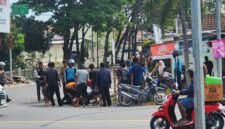 Foto: Tampak warga berusaha menolong pengendara kecelakaan di Jln Lintas Sumatra depan Polsek Kalianda (Foto Lim/ Serambi Lampung).