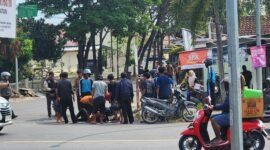 Foto: Tampak warga berusaha menolong pengendara kecelakaan di Jln Lintas Sumatra depan Polsek Kalianda (Foto Lim/ Serambi Lampung).