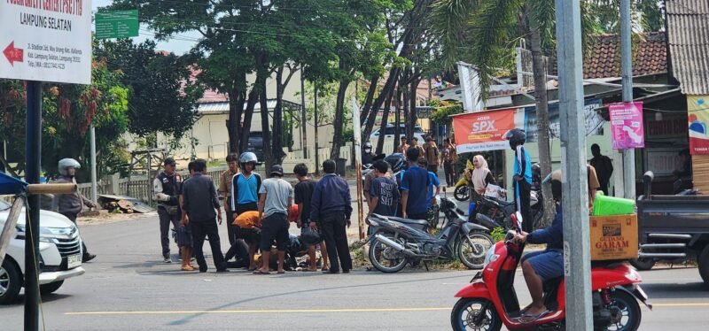 Foto: Tampak warga berusaha menolong pengendara kecelakaan di Jln Lintas Sumatra depan Polsek Kalianda (Foto Lim/ Serambi Lampung).