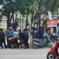 Foto: Tampak warga berusaha menolong pengendara kecelakaan di Jln Lintas Sumatra depan Polsek Kalianda (Foto Lim/ Serambi Lampung).