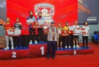 Kepala Diskominfo Lampung foto bersama para juara