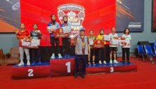 Kepala Diskominfo Lampung foto bersama para juara