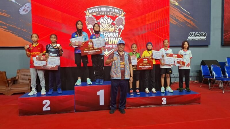 Kepala Diskominfo Lampung foto bersama para juara