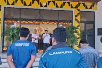 Foto: Wakil Ketua II KONI Provinsi Lampung Riagus Ria di Kantor KONI Lampung saat melepas para Atlet Petanque ( dok Humas KONI)