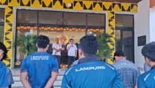 Foto: Wakil Ketua II KONI Provinsi Lampung Riagus Ria di Kantor KONI Lampung saat melepas para Atlet Petanque ( dok Humas KONI)