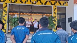 Foto: Wakil Ketua II KONI Provinsi Lampung Riagus Ria di Kantor KONI Lampung saat melepas para Atlet Petanque ( dok Humas KONI)