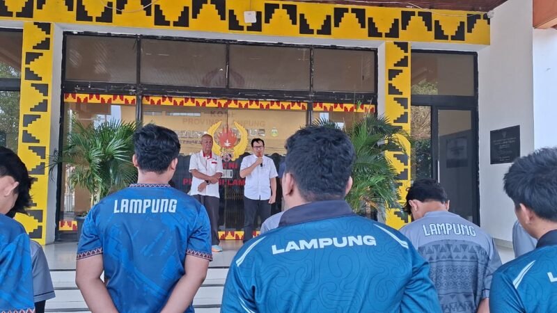 Foto: Wakil Ketua II KONI Provinsi Lampung Riagus Ria di Kantor KONI Lampung saat melepas para Atlet Petanque ( dok Humas KONI)