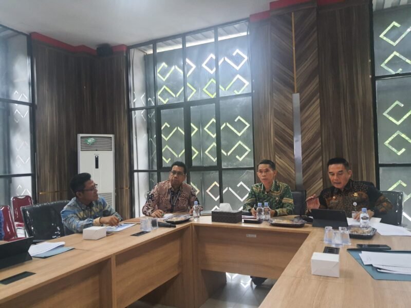 Kepala Kantah Lampung Selatan Rizal Rasyidin dan jajaran Pemkab Lamsel rapat koordinasi. 