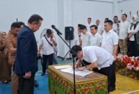Ketua KONI Provinsi Lampung Taufik Hidayat saat melantik ketua KONI Pesisir Barat
