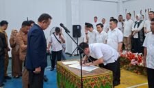 Ketua KONI Provinsi Lampung Taufik Hidayat saat melantik ketua KONI Pesisir Barat