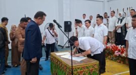 Ketua KONI Provinsi Lampung Taufik Hidayat saat melantik ketua KONI Pesisir Barat