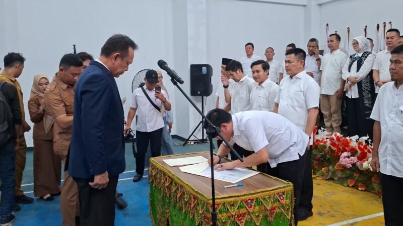 Ketua KONI Provinsi Lampung Taufik Hidayat saat melantik ketua KONI Pesisir Barat