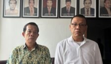 Wirahadikusumah diwawancarai usai menyerahkan dukungan