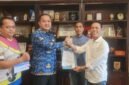 Ketua SIWO PWI Lampung serahkan SK kepada Thomas Amirico sebagai Manager Futsal Porwanas tahun 2027.