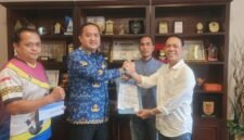 Ketua SIWO PWI Lampung serahkan SK kepada Thomas Amirico sebagai Manager Futsal Porwanas tahun 2027.