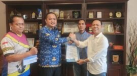 Ketua SIWO PWI Lampung serahkan SK kepada Thomas Amirico sebagai Manager Futsal Porwanas tahun 2027.