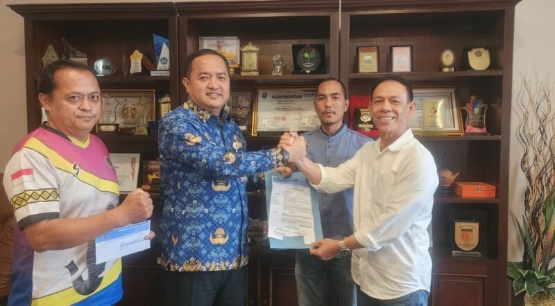 Ketua SIWO PWI Lampung serahkan SK kepada Thomas Amirico sebagai Manager Futsal Porwanas tahun 2027.
