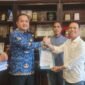 Ketua SIWO PWI Lampung serahkan SK kepada Thomas Amirico sebagai Manager Futsal Porwanas tahun 2027.