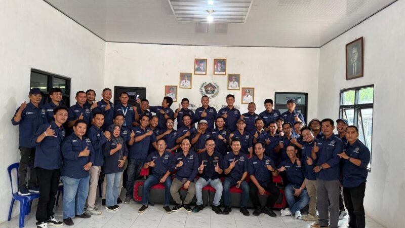 Pengurus PWI Lamsel foto bersama usai menggelar rapat. 