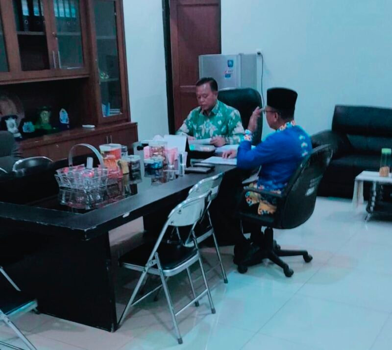 Asisten Bidang Pemerintahan dan Kesra Setdakab Lampung Selatan M. Darmawan tengah menguji pegawai yang akan naik pangkat
